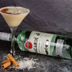 Koktajl z rumem Bacardi, wiórkami kokosowymi i cynamonem. Idealny na letnie wieczory.