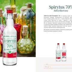 Butelka Spirytus 70% wśród kolorowych nalewek w szklanych naczyniach. Idealny do domowych wyrobów.