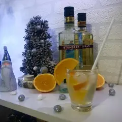 Świąteczny nastrój z wódką Stumbras. Sprawdź, jaka jest wódka Stumbras cena i przygotuj drinka z pomarańczą.