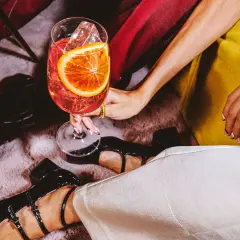 Elegancki drink z pomarańczą i lodem, idealny na wieczór. Czy to wermut? Czas sprawdzić!