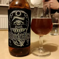 Butelka piwa z etykietą "Dozer" i kieliszek z bursztynowym trunkiem. Czy to najmocniejsze piwo w Polsce?