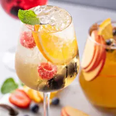 Orzeźwiające drinki z owocami i miętą, idealne na letnie popołudnie. Czy to prosecco? Tak, to pyszne prosecco!
