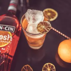 Orzeźwiający drink z Cin Cin Bitter Orange, lodem i suszoną pomarańczą. Idealny aperitivo na letnie popołudnie.
