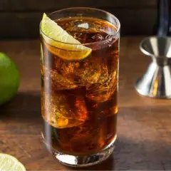 Drinki z Jägermeistera: Proste przepisy i kultowe koktajle