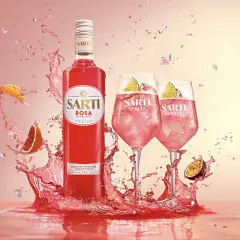 Sarti Spritz w towarzystwie owoców i orzeźwiających bryzgów. Idealny aperitif na letnie wieczory.