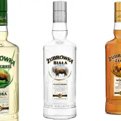 Trzy butelki wódki Żubrówka: Bison Grass, Biała i Złota.