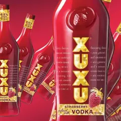 Butelki czerwonej wódki XUXU o smaku truskawkowym, idealne na imprezę.