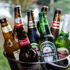 Wiadro pełne schłodzonych butelek piwa, w tym Heineken, Stella Artois i Brahma. Idealne na upalny dzień, brakuje tylko czeskiego piwa!