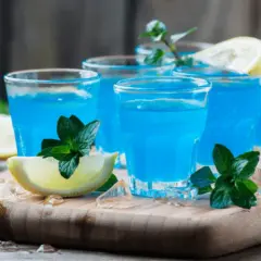 Blue Curacao: Proste przepisy na efektowne drinki (alko i bez)