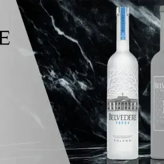 Trzy butelki luksusowej wódki Belvedere na tle marmuru. "Tam gdzie luksus spotyka smak" - idealny opis dla tego wykwintnego alkoholu.