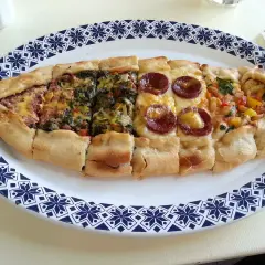 Pide z różnymi nadzieniami: mięsem, szpinakiem, salami i warzywami. Idealne do piwa Efes.