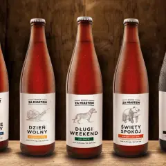 Pięć butelek piwa rzemieślniczego z etykietami "Za Miastem". Wśród nich niemieckie piwo Stout Owsiany.