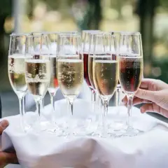 Taca z kieliszkami musującego prosecco. Sprawdź aktualną prosecco cena i ciesz się chwilą!
