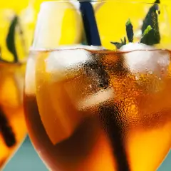 Orzeźwiający aperol bezalkoholowy z lodem, plasterkiem pomarańczy i miętą. Idealny na letnie popołudnie.