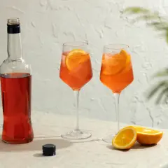 Butelka Aperolu i dwa drinki z pomarańczą. Aperol co to? To idealny aperitif na letnie popołudnie.
