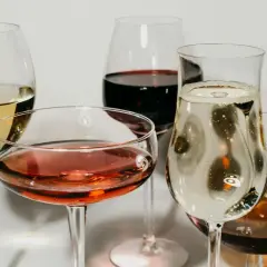 Pięć kieliszków z różnymi winami: białym, różowym, czerwonym, musującym i bursztynowym. Idealne na degustację, w tym wino czerwone półsłodkie.
