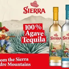 Trzy butelki tequili Sierra 100% Agave, z meksykańskim grajkiem na tle kaktusów.