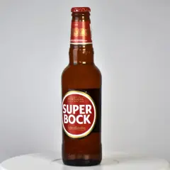 Butelka piwa Super Bock, portugalskiego specjału z charakterystyczną czerwoną etykietą.