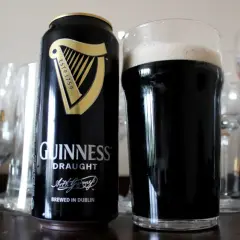 Puszka i szklanka Guinness Draught, idealne na wieczór. Zastanawiasz się nad guinness piwo cena?