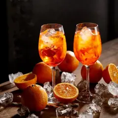 Dwa drinki Aperol Spritz z lodem i pomarańczą. Sprawdź atrakcyjną aperol cena!