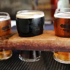 Degustacja piwa niepasteryzowanego: jasne, ciemne i bursztynowe w szklankach z logo browaru.