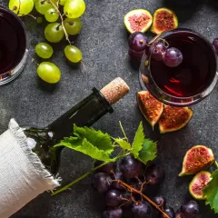 Wino primitivo, winogrona, figi i ser brie tworzą idealną kompozycję.