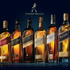 Sześć butelek whisky Johnnie Walker: Red Label, Black Label, Double Black, Gold Label Reserve, Platinum Label i Blue Label, prezentowane na ciemnym tle.