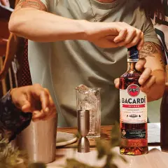 Przyjaciele przygotowują drinki z rumem Bacardi Spiced. Zastanawiasz się, bacardi ile procent? Ten rum ma 35% alkoholu.