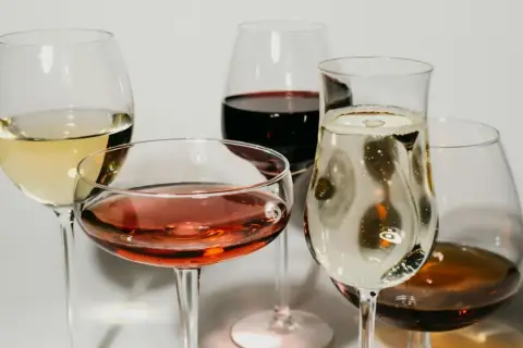 Pięć kieliszków z różnymi winami: białym, różowym, czerwonym, musującym i bursztynowym. Idealne na degustację, w tym wino czerwone półsłodkie.