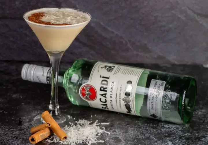 Koktajl z rumem Bacardi, wiórkami kokosowymi i cynamonem. Idealny na letnie wieczory.