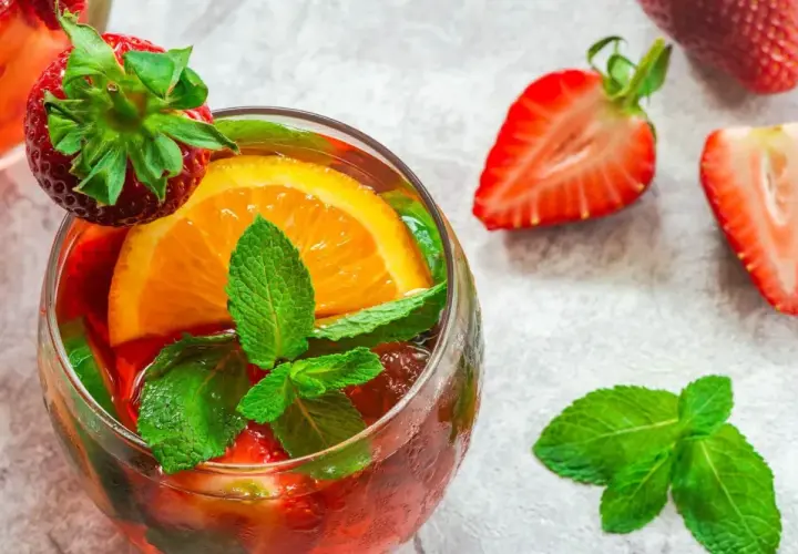 Orzeźwiający drink z truskawkami, pomarańczą i miętą, idealny do prosecco brut.