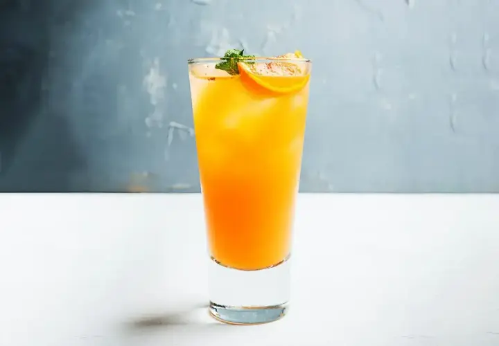Orzeźwiający drink z plasterkiem pomarańczy i miętą, jak celny strzał archersów.