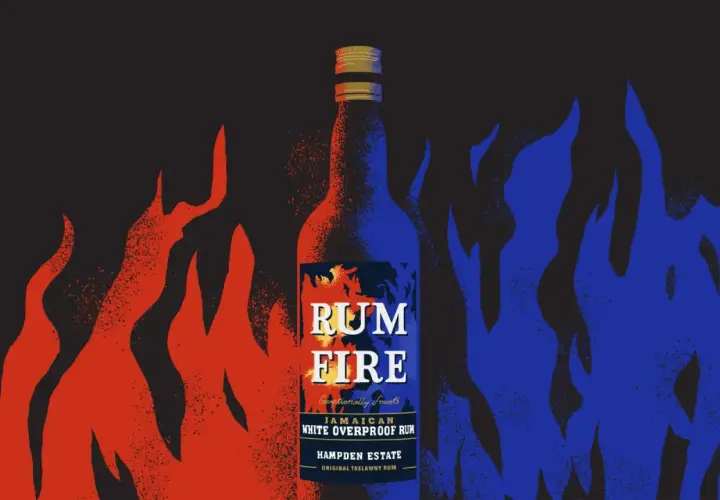 Butelka rumu "Rum Fire" otoczona płomieniami. Dunder w ogniu, czerwonym i niebieskim.