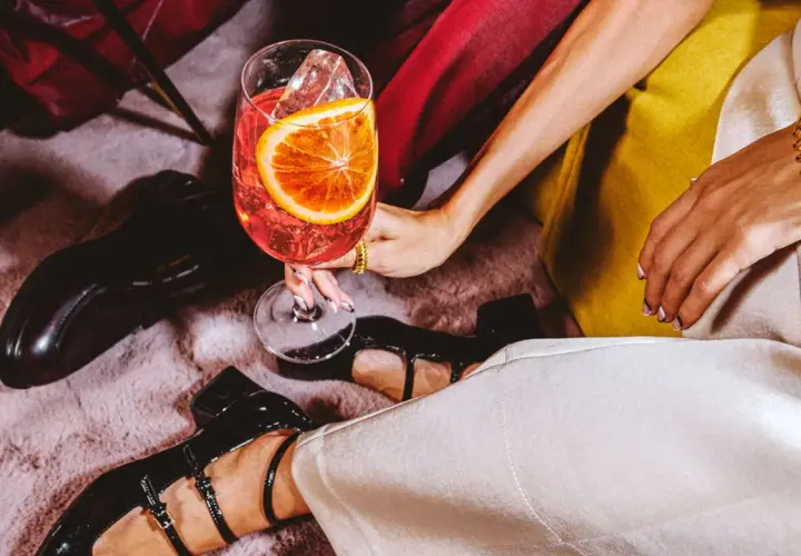 Elegancki drink z pomarańczą i lodem, idealny na wieczór. Czy to wermut? Czas sprawdzić!