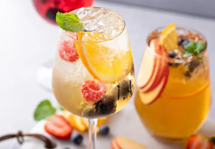Orzeźwiające drinki z owocami i miętą, idealne na letnie popołudnie. Czy to prosecco? Tak, to pyszne prosecco!