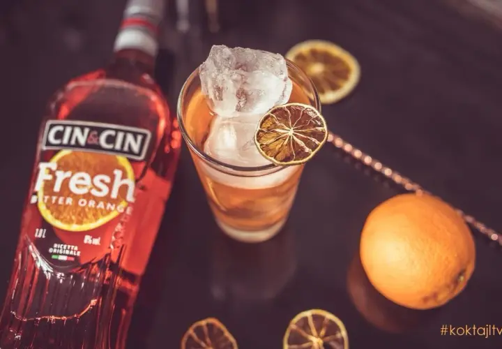 Orzeźwiający drink z Cin Cin Bitter Orange, lodem i suszoną pomarańczą. Idealny aperitivo na letnie popołudnie.