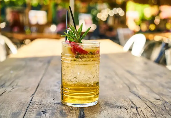 Drinki z imbirem: przepisy na rozgrzewające koktajle i mocktaile