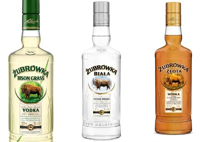 Trzy butelki wódki Żubrówka: Bison Grass, Biała i Złota.