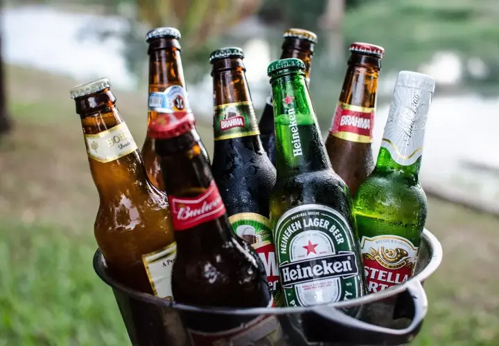 Wiadro pełne schłodzonych butelek piwa, w tym Heineken, Stella Artois i Brahma. Idealne na upalny dzień, brakuje tylko czeskiego piwa!