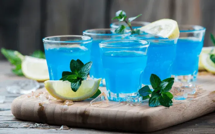 Blue Curacao: Proste przepisy na efektowne drinki (alko i bez)