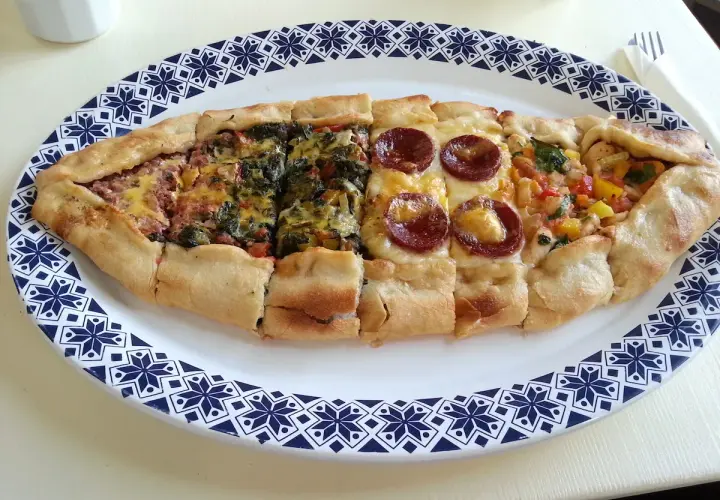 Pide z różnymi nadzieniami: mięsem, szpinakiem, salami i warzywami. Idealne do piwa Efes.