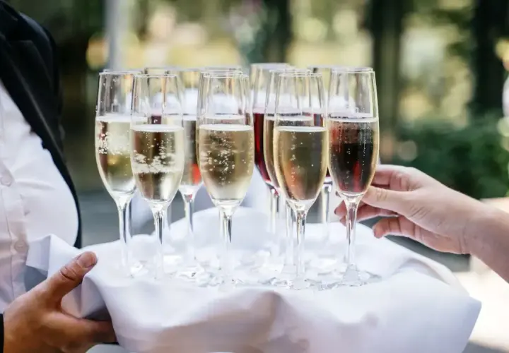 Taca z kieliszkami musującego prosecco. Sprawdź aktualną prosecco cena i ciesz się chwilą!