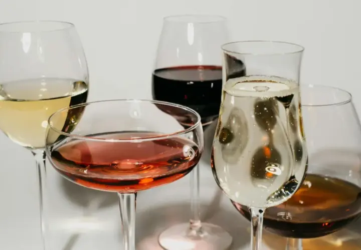 Pięć kieliszków z różnymi winami: białym, różowym, czerwonym, musującym i bursztynowym. Idealne na degustację, w tym wino czerwone półsłodkie.