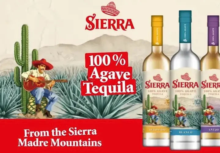 Trzy butelki tequili Sierra 100% Agave, z meksykańskim grajkiem na tle kaktusów.