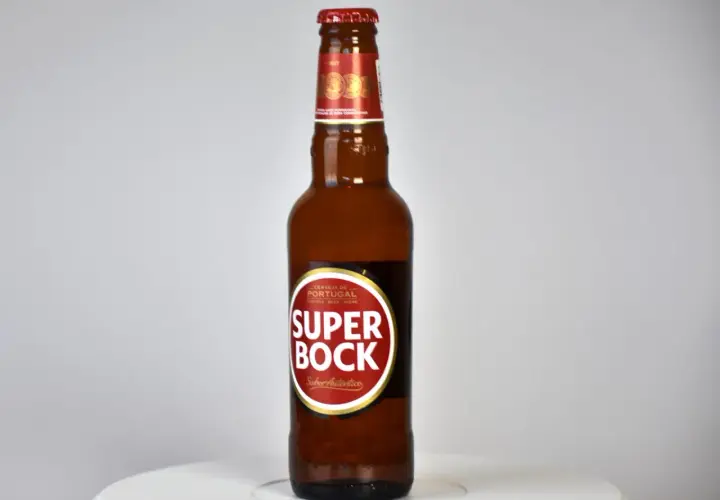 Butelka piwa Super Bock, portugalskiego specjału z charakterystyczną czerwoną etykietą.