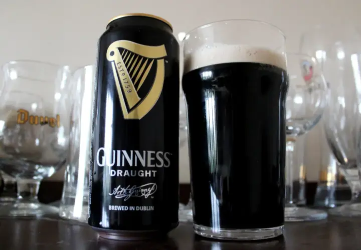 Puszka i szklanka Guinness Draught, idealne na wieczór. Zastanawiasz się nad guinness piwo cena?
