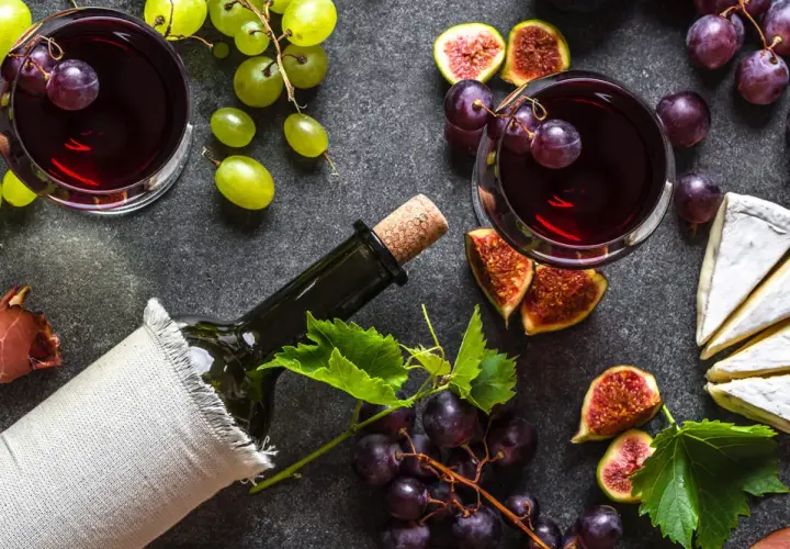 Wino primitivo, winogrona, figi i ser brie tworzą idealną kompozycję.