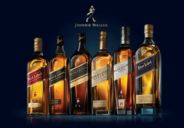 Sześć butelek whisky Johnnie Walker: Red Label, Black Label, Double Black, Gold Label Reserve, Platinum Label i Blue Label, prezentowane na ciemnym tle.