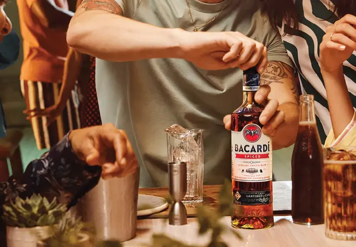 Przyjaciele przygotowują drinki z rumem Bacardi Spiced. Zastanawiasz się, bacardi ile procent? Ten rum ma 35% alkoholu.