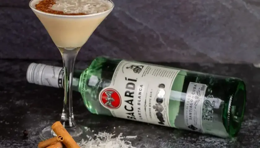 Koktajl z rumem Bacardi, wiórkami kokosowymi i cynamonem. Idealny na letnie wieczory.